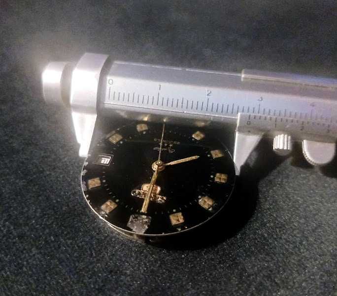 Mechanizm zegarka z datownikiem 17 kamieni