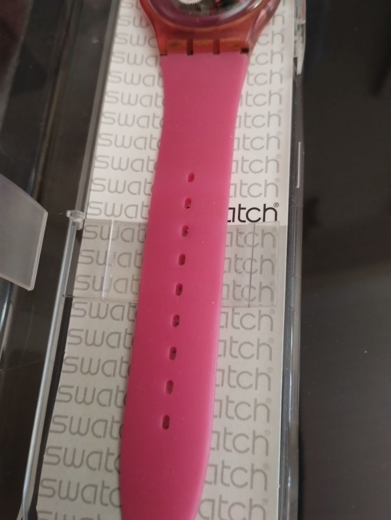 Relógio da Swatch cor de rosa com caixa