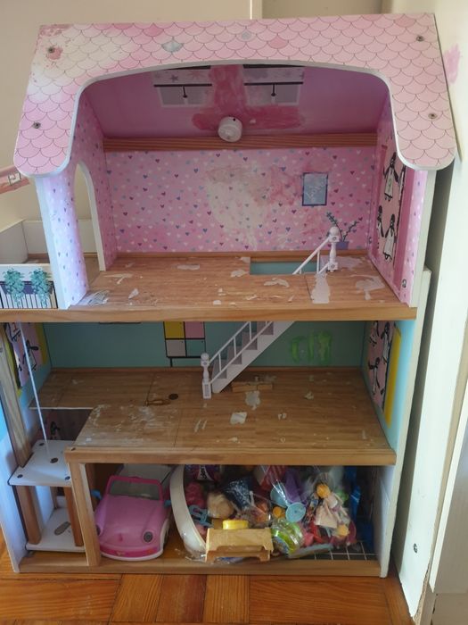 Casa e bonecos e carro Barbie.
