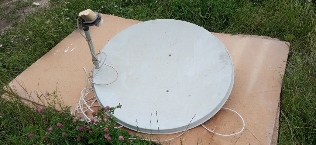 сателітарна антена з кріпленням
