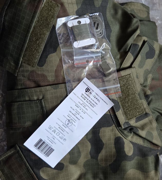 Militarny Zestaw: mundur polowy, bielizna termiczna, skarpety zimowe
