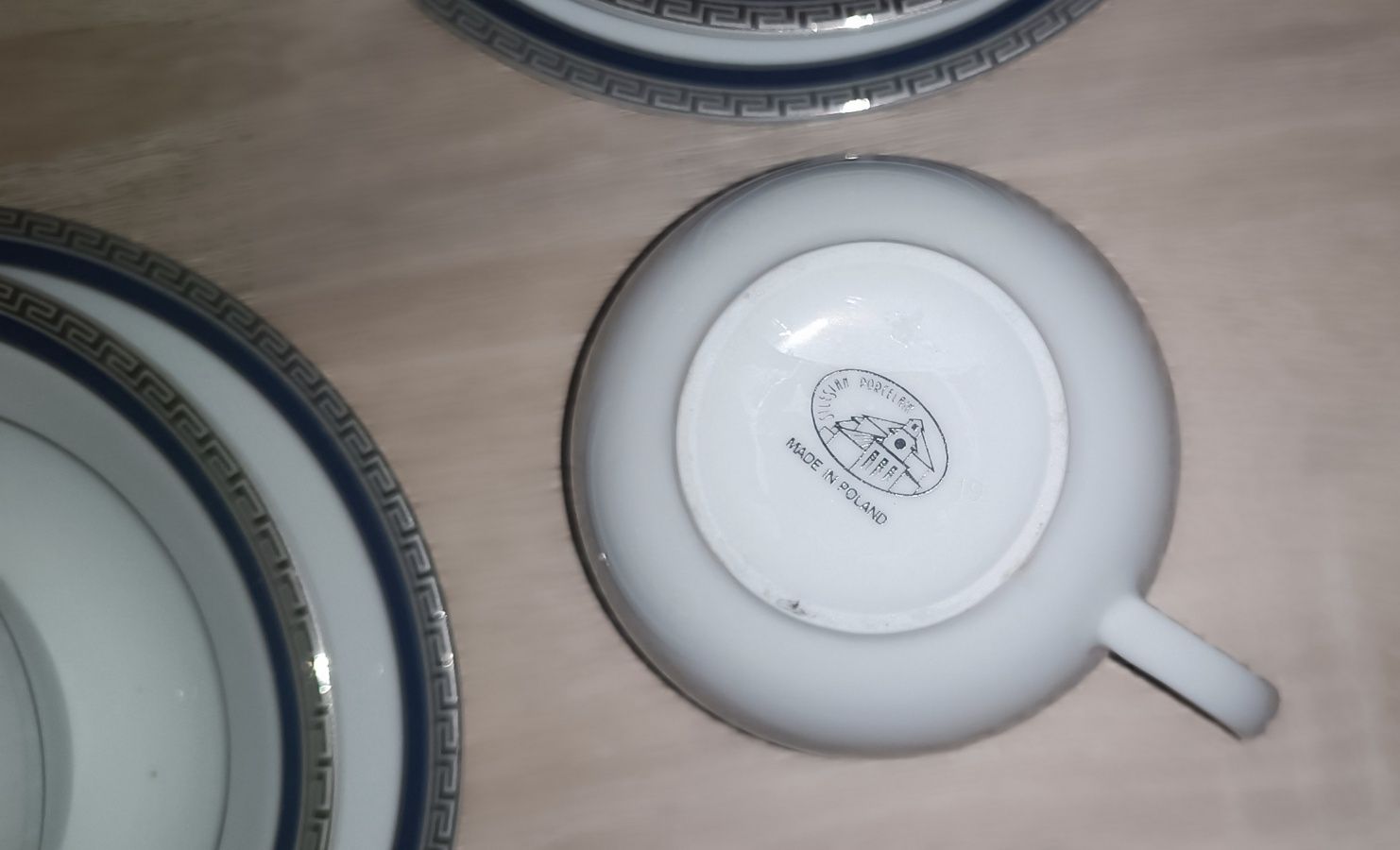 Porcelanowy komplet filiżanek ze spodkami.