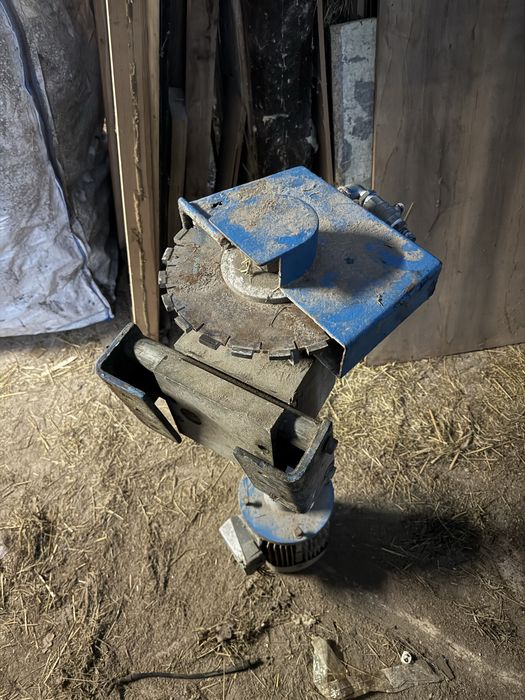 Wał z silnikiem i piłą do granitu