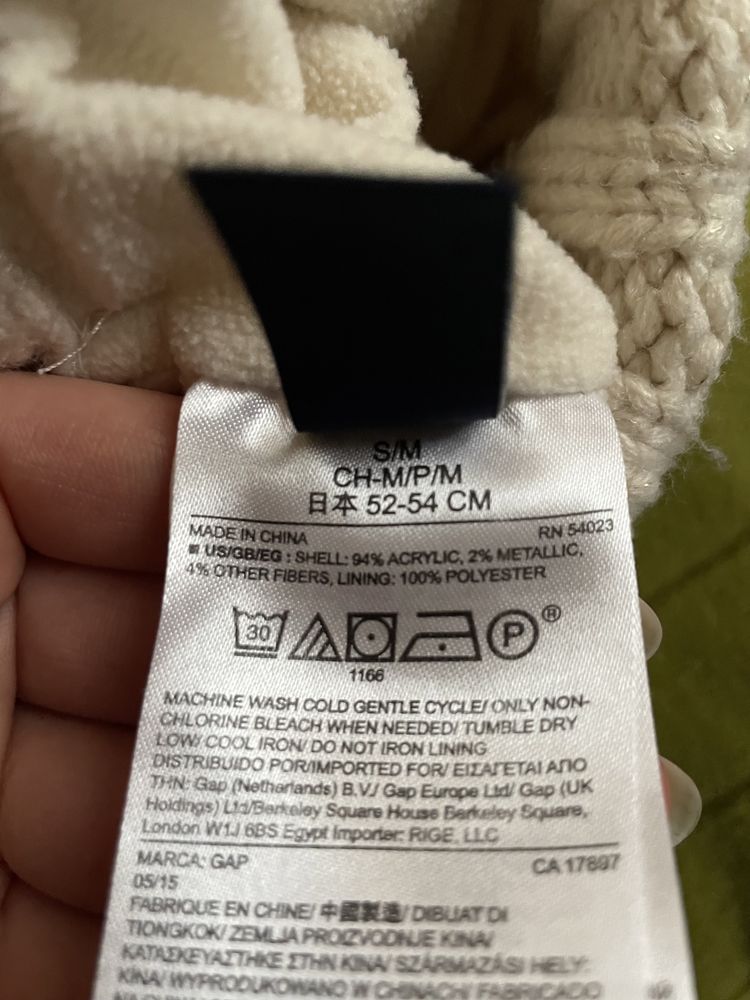 Biała czapka z pomponem GapKids