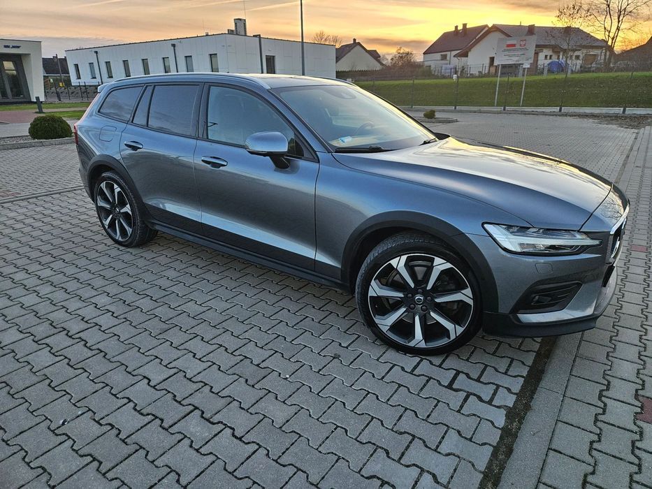 Volvo V60 Cross Country Volvo V60 Cross Country D4 AWD + Polestar