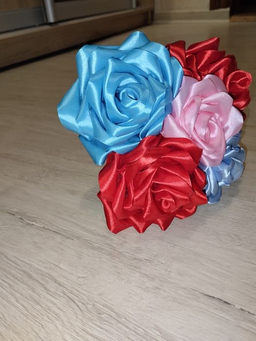 Троянди з атласних стрічок