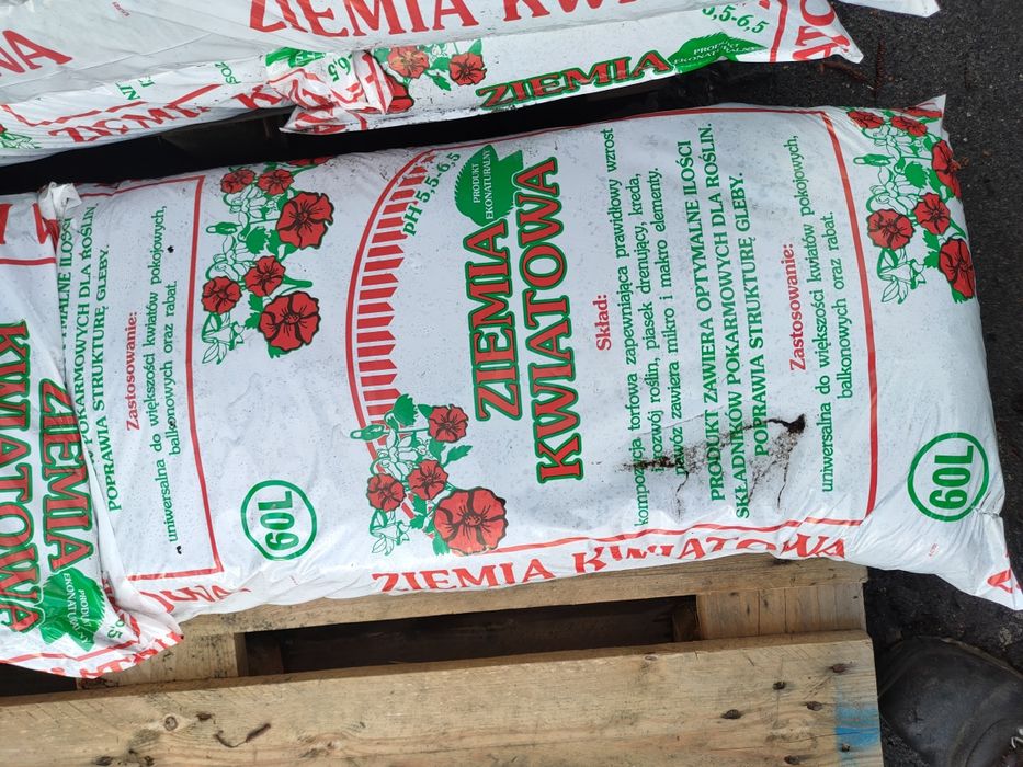 Zrębka ogrodowa zamiennik kora sosnowa ziemia ogrodowa torf odkwaszony