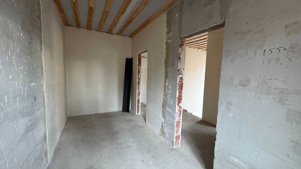 Великий будинок з терасою, ділянкою. єОселя, постанова, сертифікат