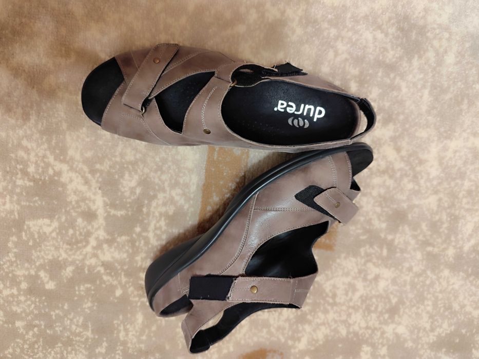 Жіночі шкіряні сандалі