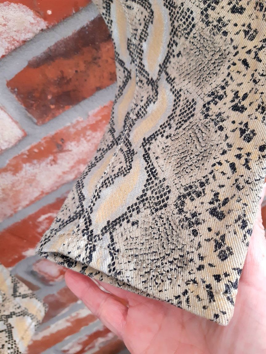 Spodnie dżinsy damskie w modny wężowy print M/38