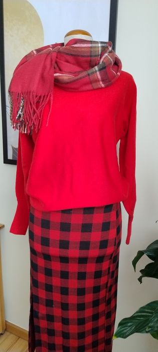 Czerwony sweter,dekolt na plecach, wiązany,bufiaste rękawy