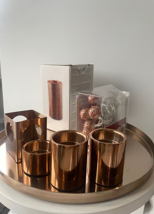 Miedziane dekoracje świeczniki, taca, świeca, mini bombki oświetlenie.