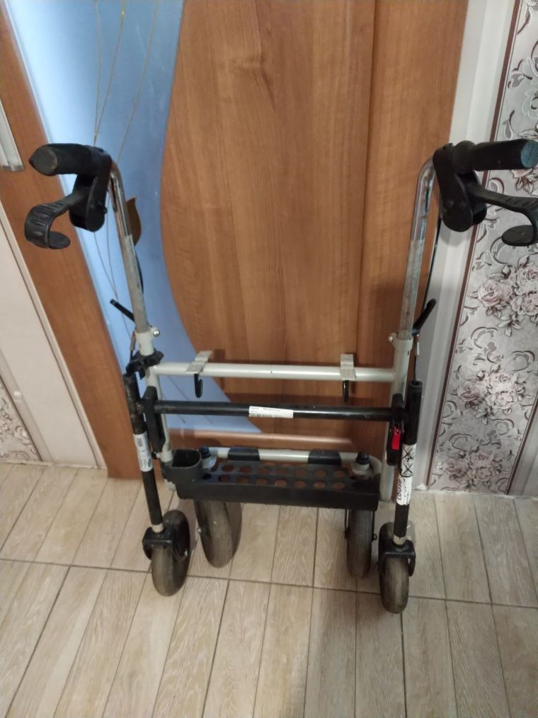 Ходунки для инвалидов Invacare p452e/3