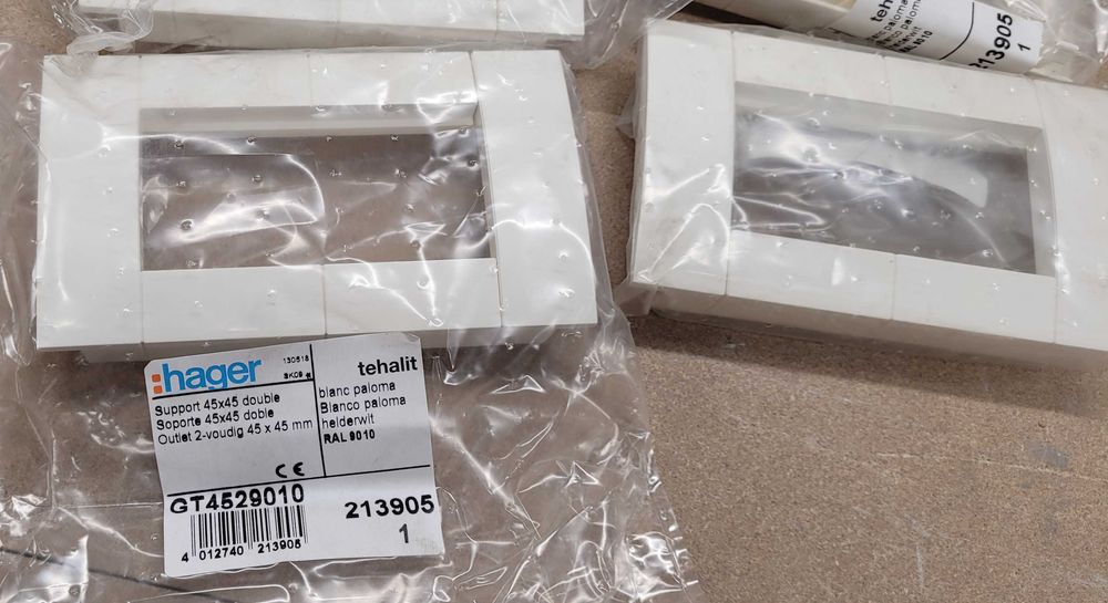 Gniazdo elektryczne - ramka podwójna 45x45 biała do kanałów HAGER