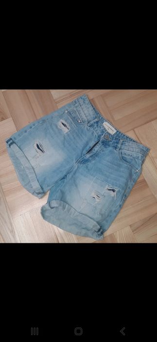 Szorty jeansowe z dziurami