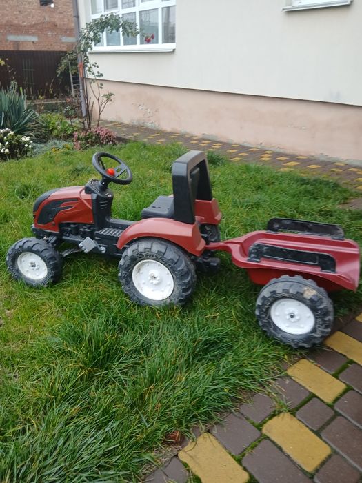 Трактор з причепом