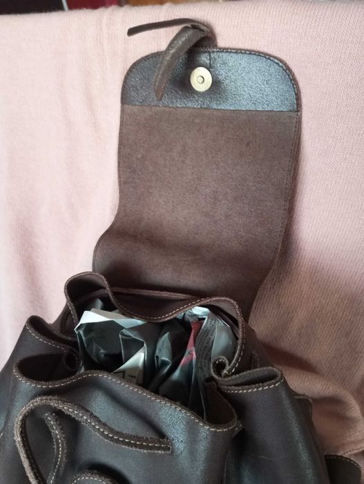 Mochila artesanal, em couro genuíno