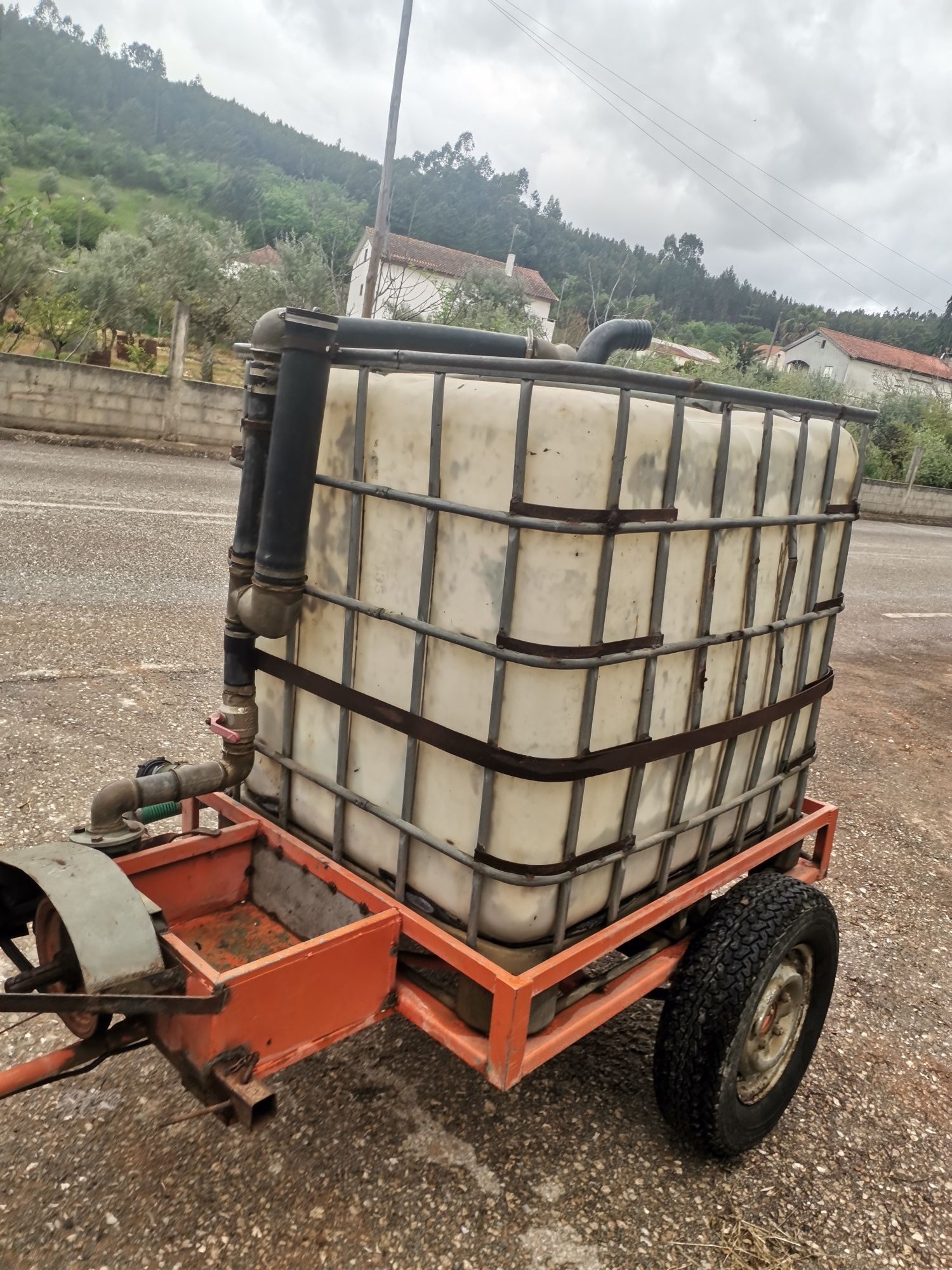 Depósito 1000 litros com bomba de água