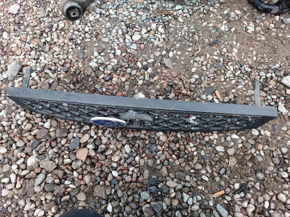 FORD FOCUS MK1 GRILL ATRAPA 2M518200