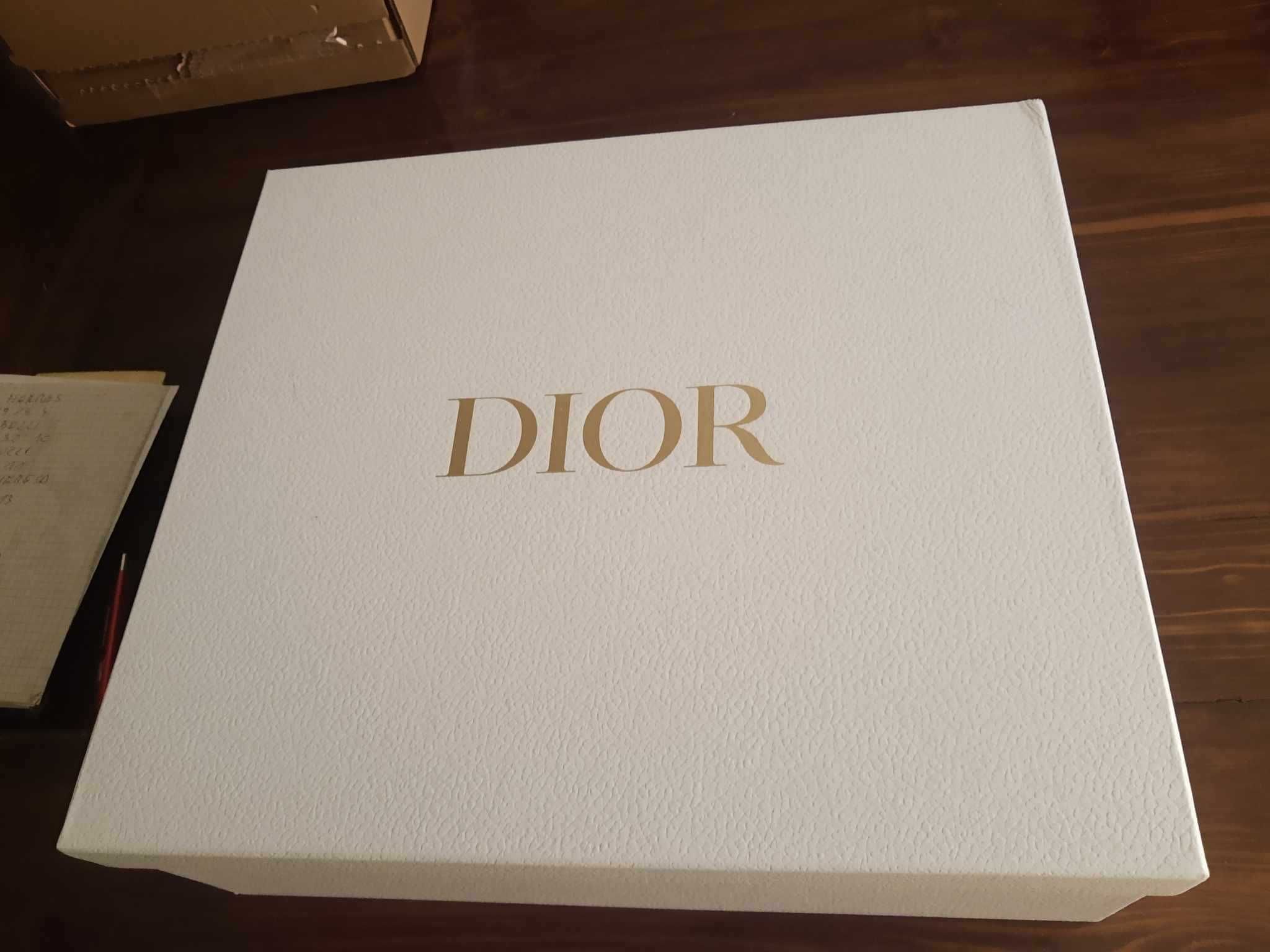 Karton firmy Dior