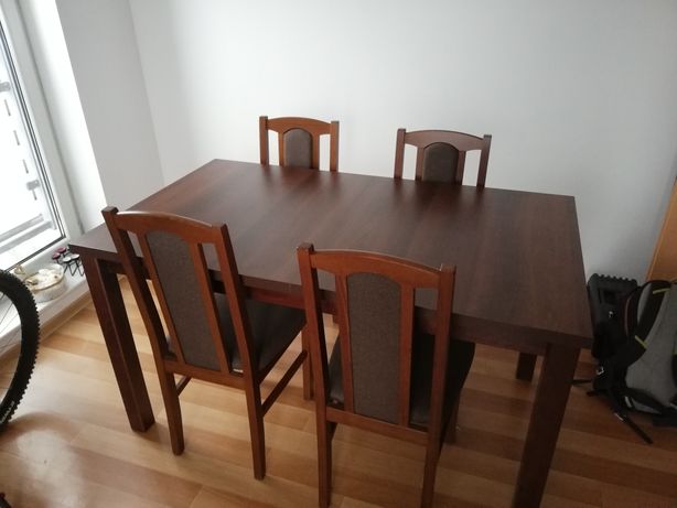 Rozkładany stół z 4 krzesłami