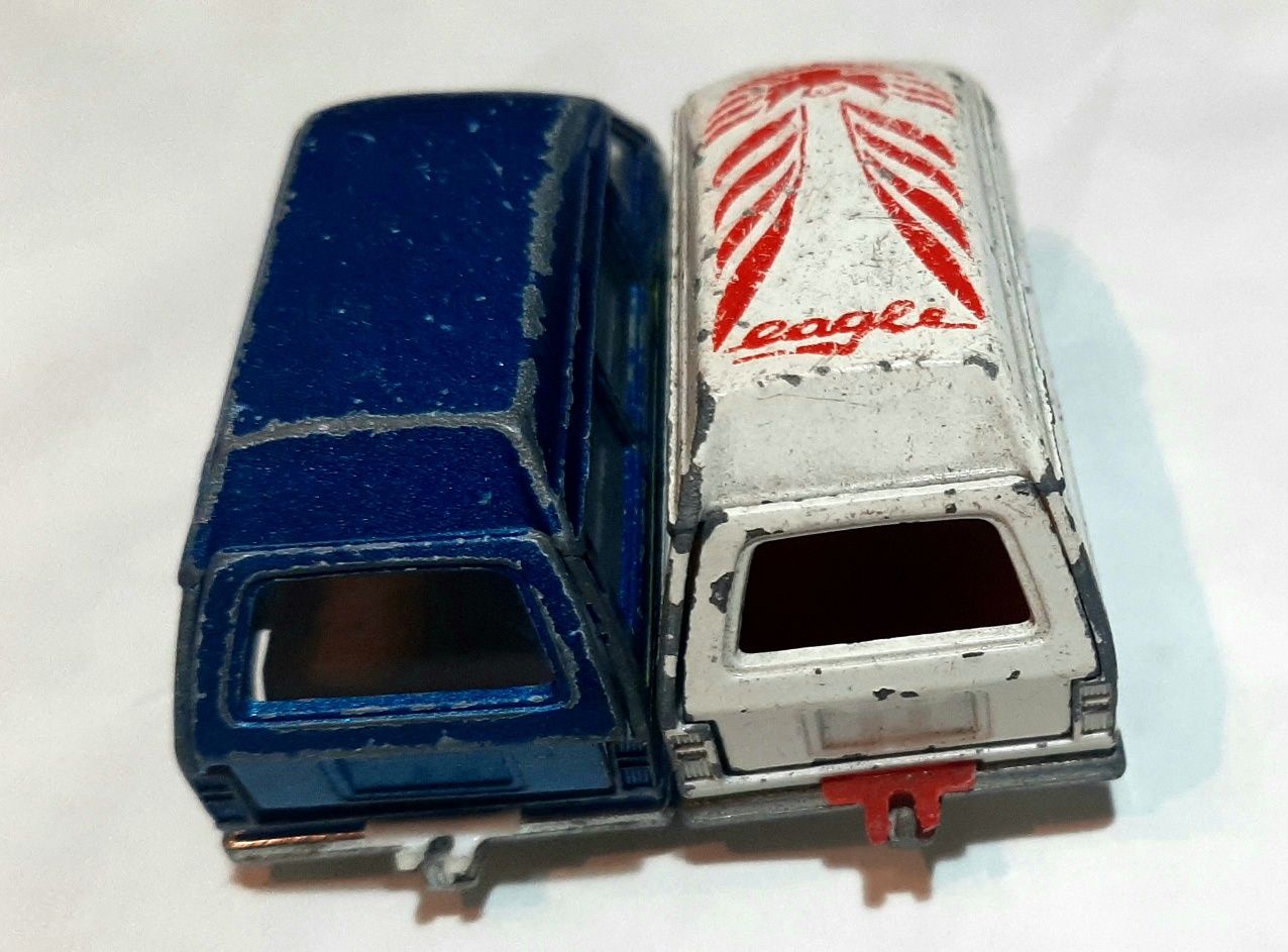 Duas miniaturas antigas Majorette Toyota