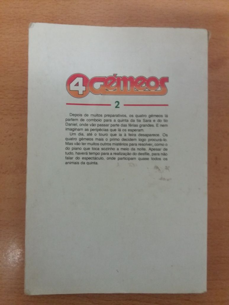 Livro "As aventuras dos 4 Gemeos"