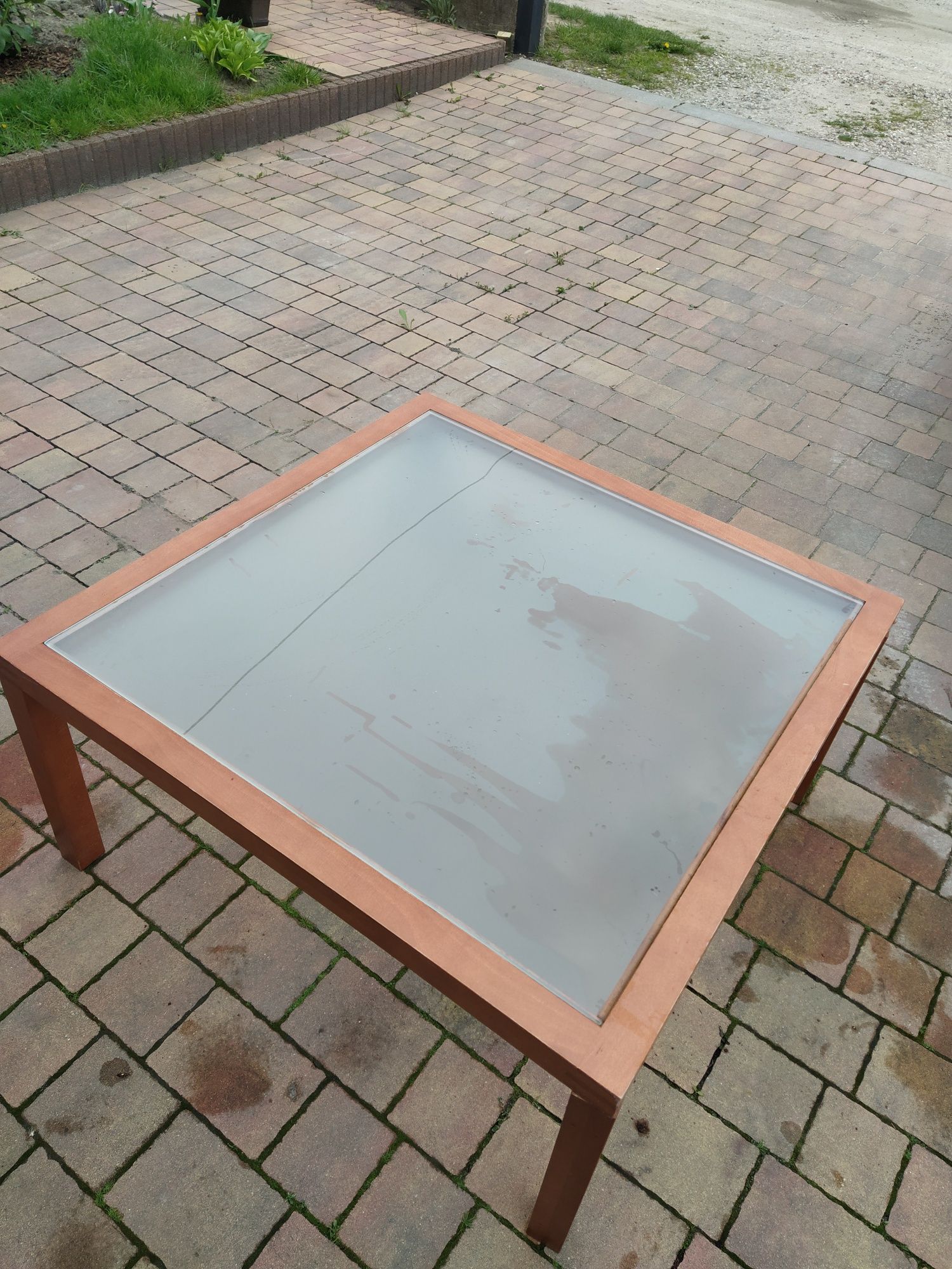 Stół drewniany z szkłem