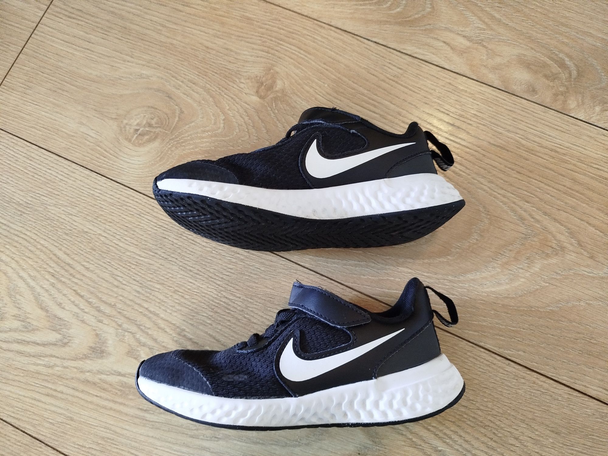 Nike Revolution 28,5