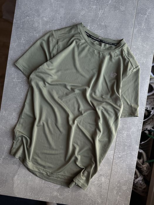 Зеленая спортивная фуболка new balance