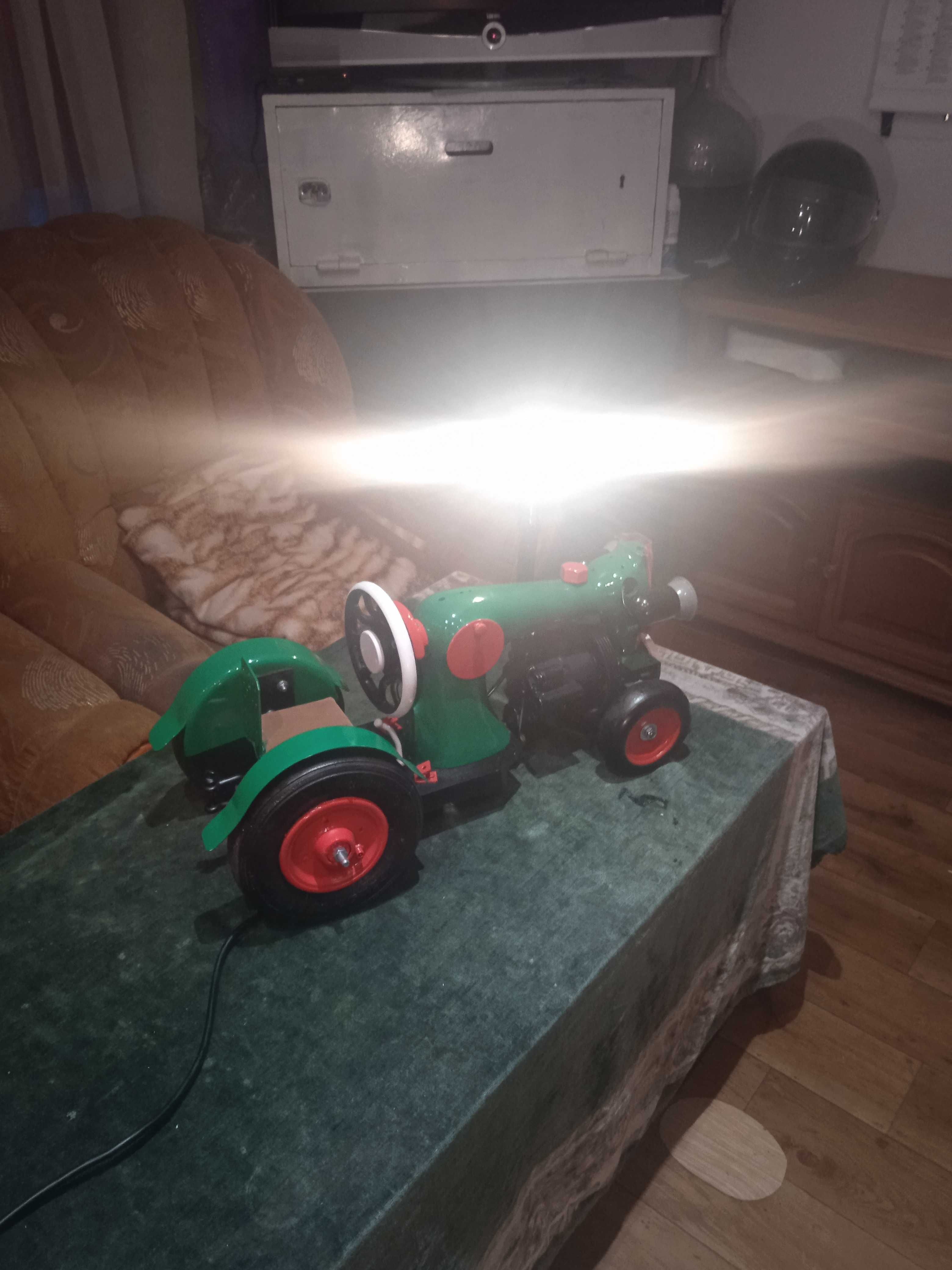 Lampa ozdobna traktorek