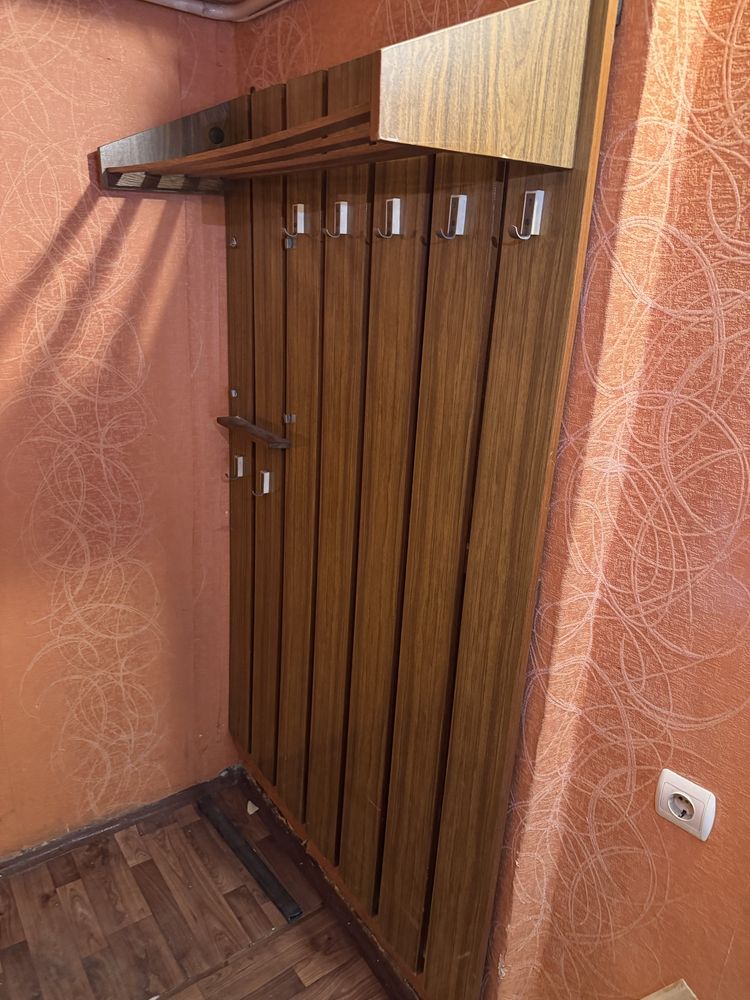 Вішалка в передпокоі