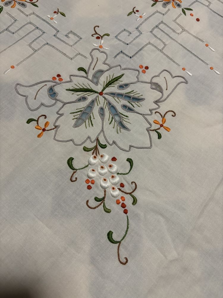 Toalha de mesa em linho bege motivos florais richelieu e 4 guardanapos