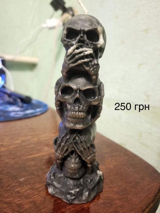 Свеча с черепами (ручная работа)