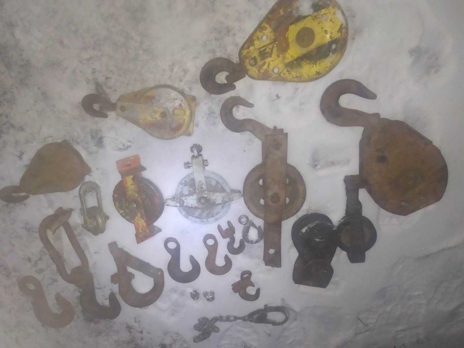 Лебёдки  и блочки с крючками к ним