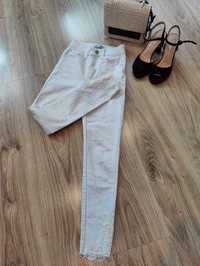 Białe spodnie haftowane nogawki
