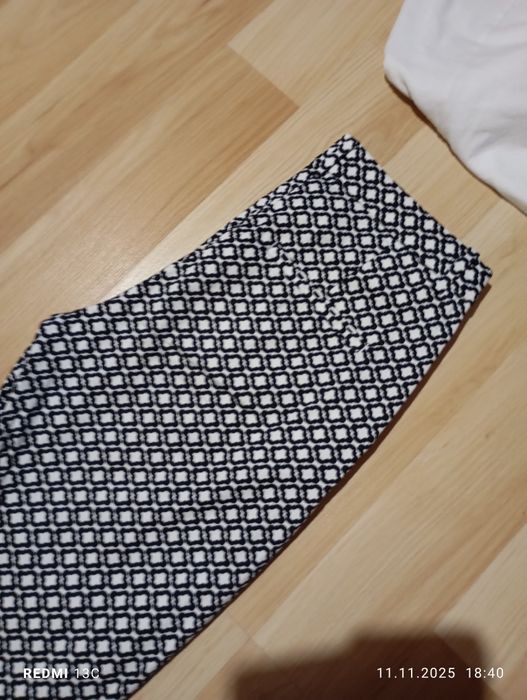 Штани 34.  HM. Футболка з рюшами