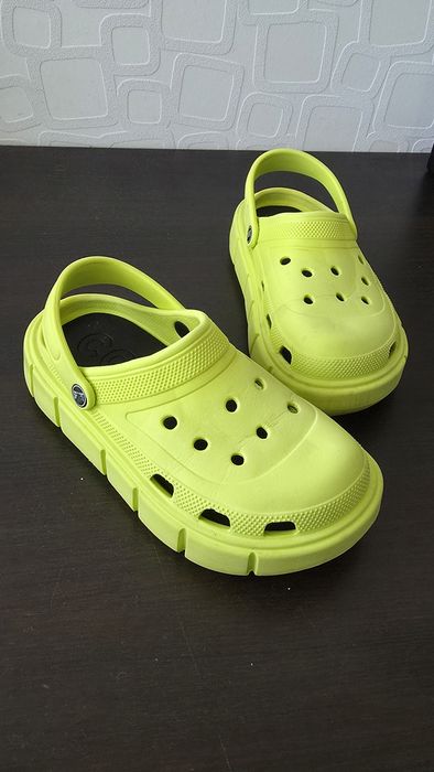 Крутые кроксы салатового цвета