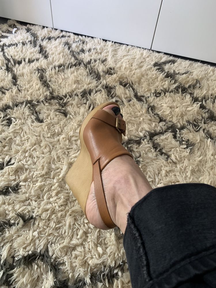 Sandálias de couro em cunha, da Zara, tamanho 38