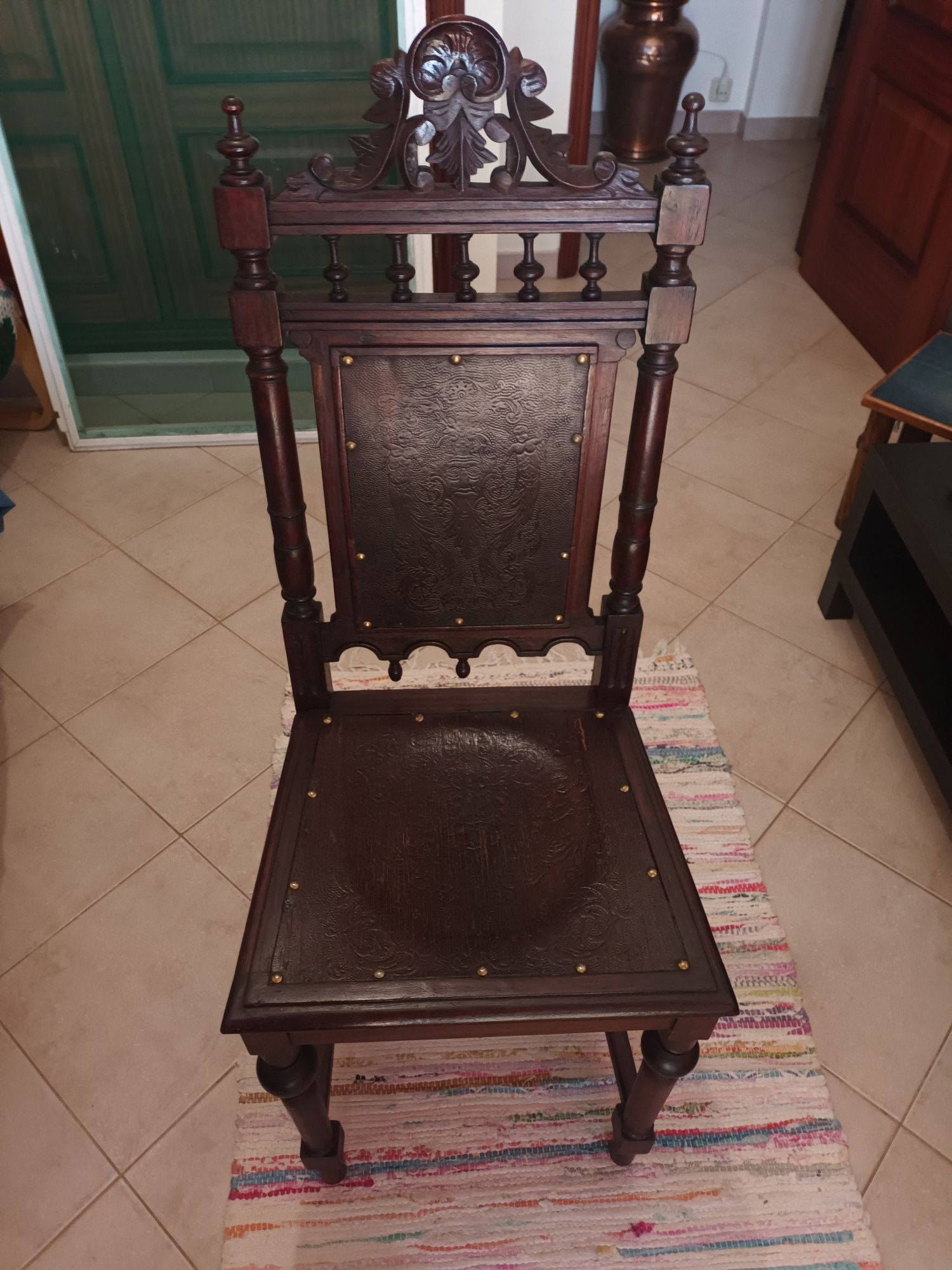 Cadeira antiga, restaurada