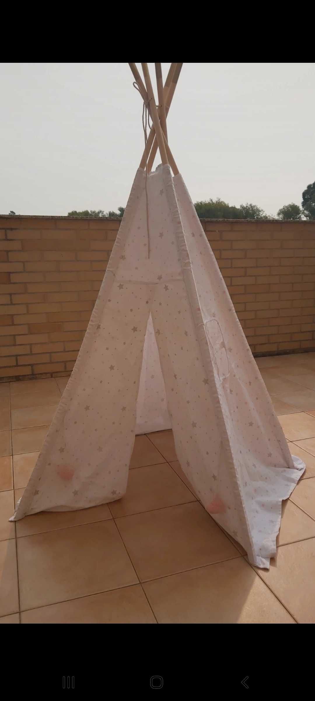 Tenda Tipi dourada e branca.