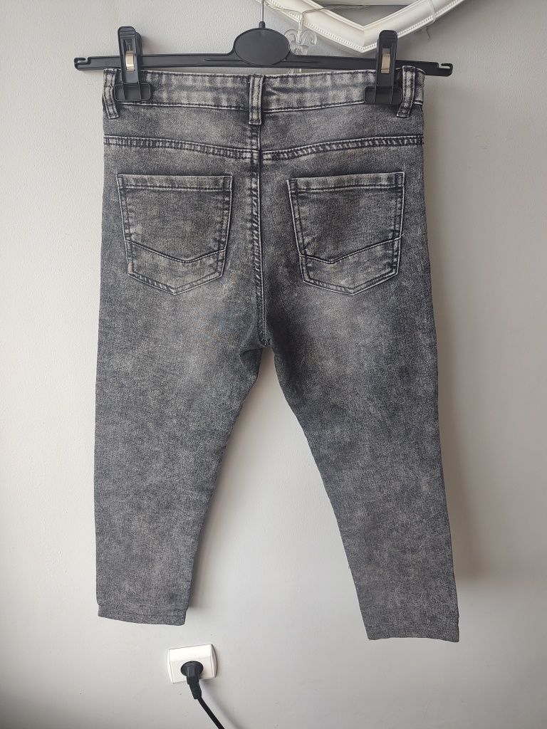 Długie spodnie dżinsy chłopięce r. 134