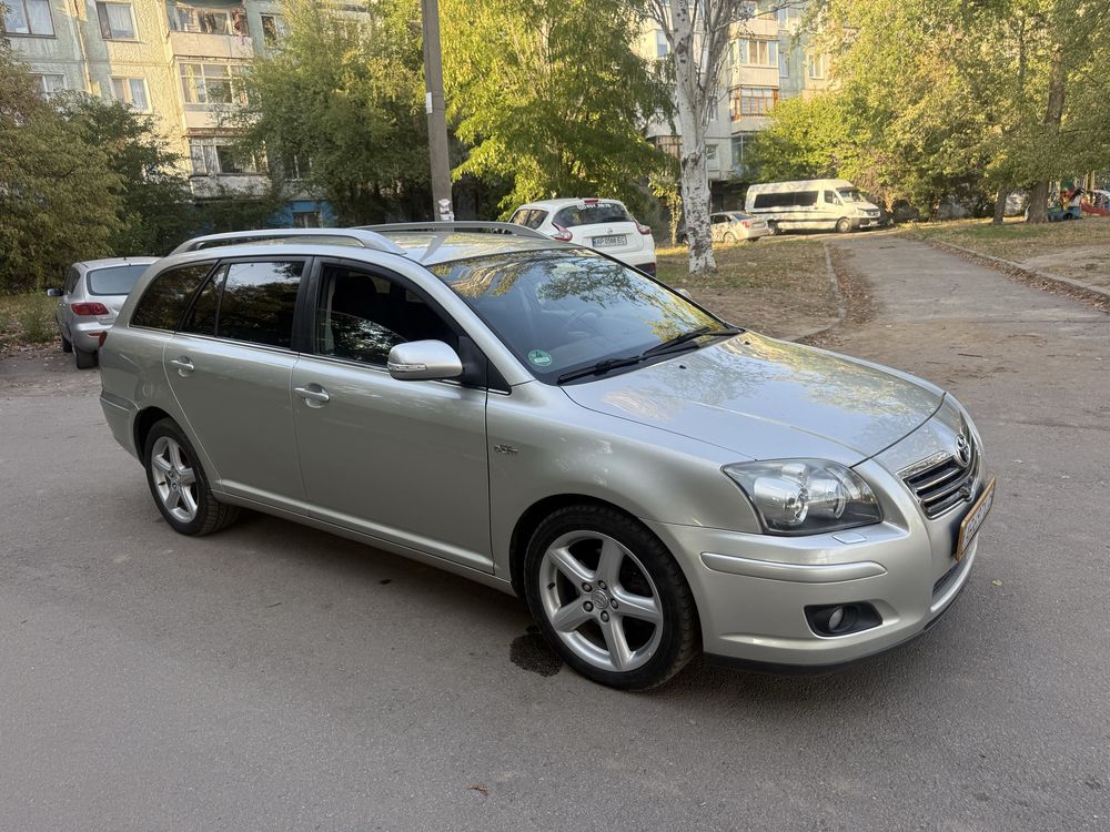 Тайота Авенсис дизель 2,2 в хорошем состояние