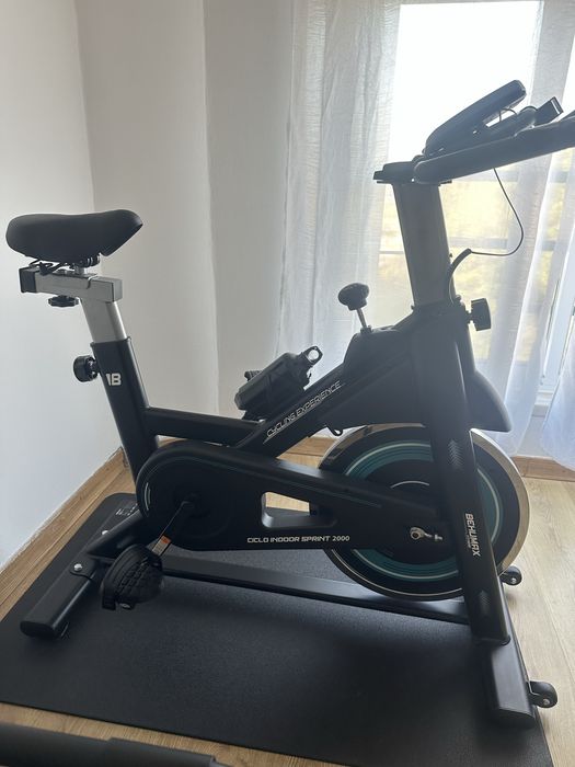 Bicicleta ciclo indoor com tapete