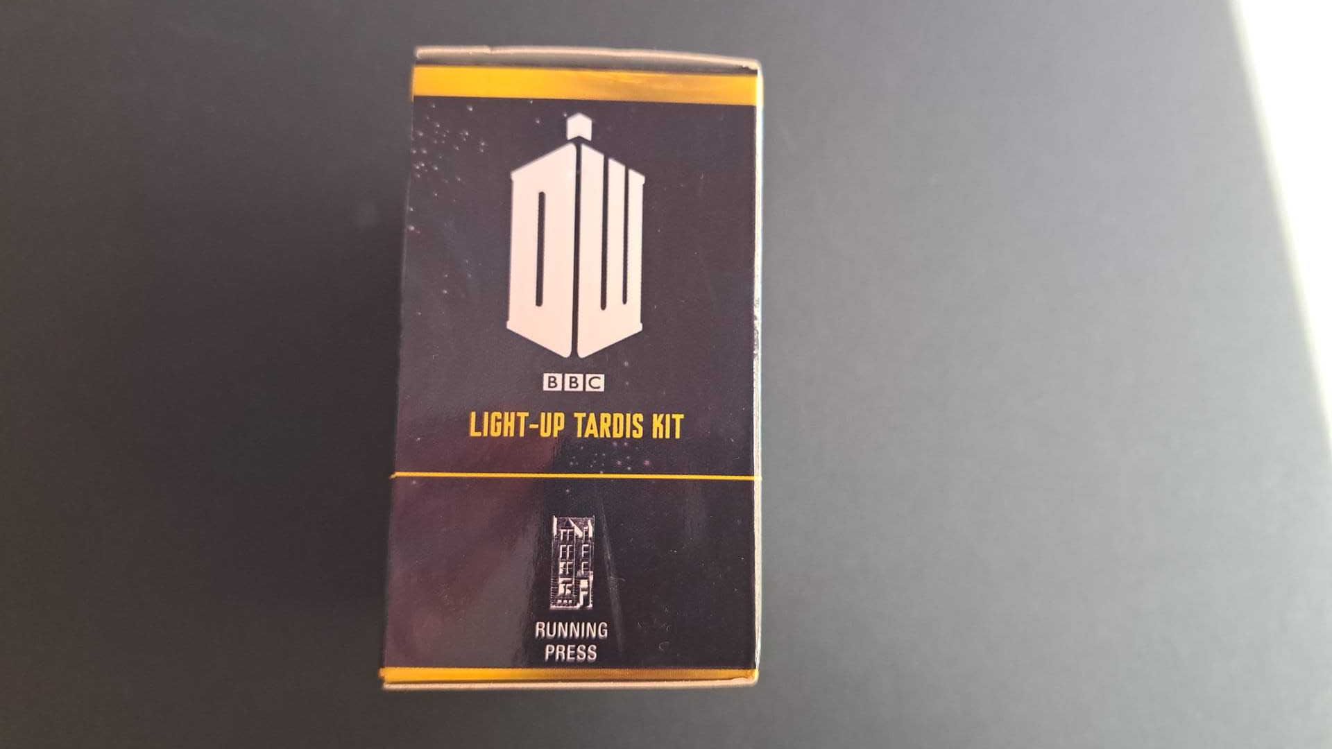 Doctor Who - Tardis com LUZ+ livrete - novo - PORTES GRÁTIS