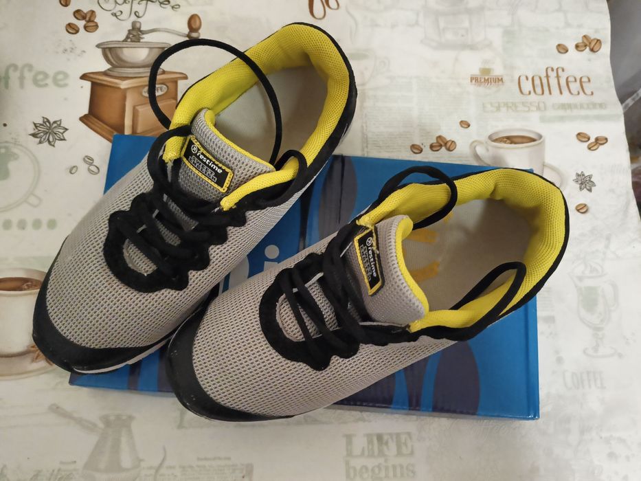 Кросівки у відмінному стані р. 36