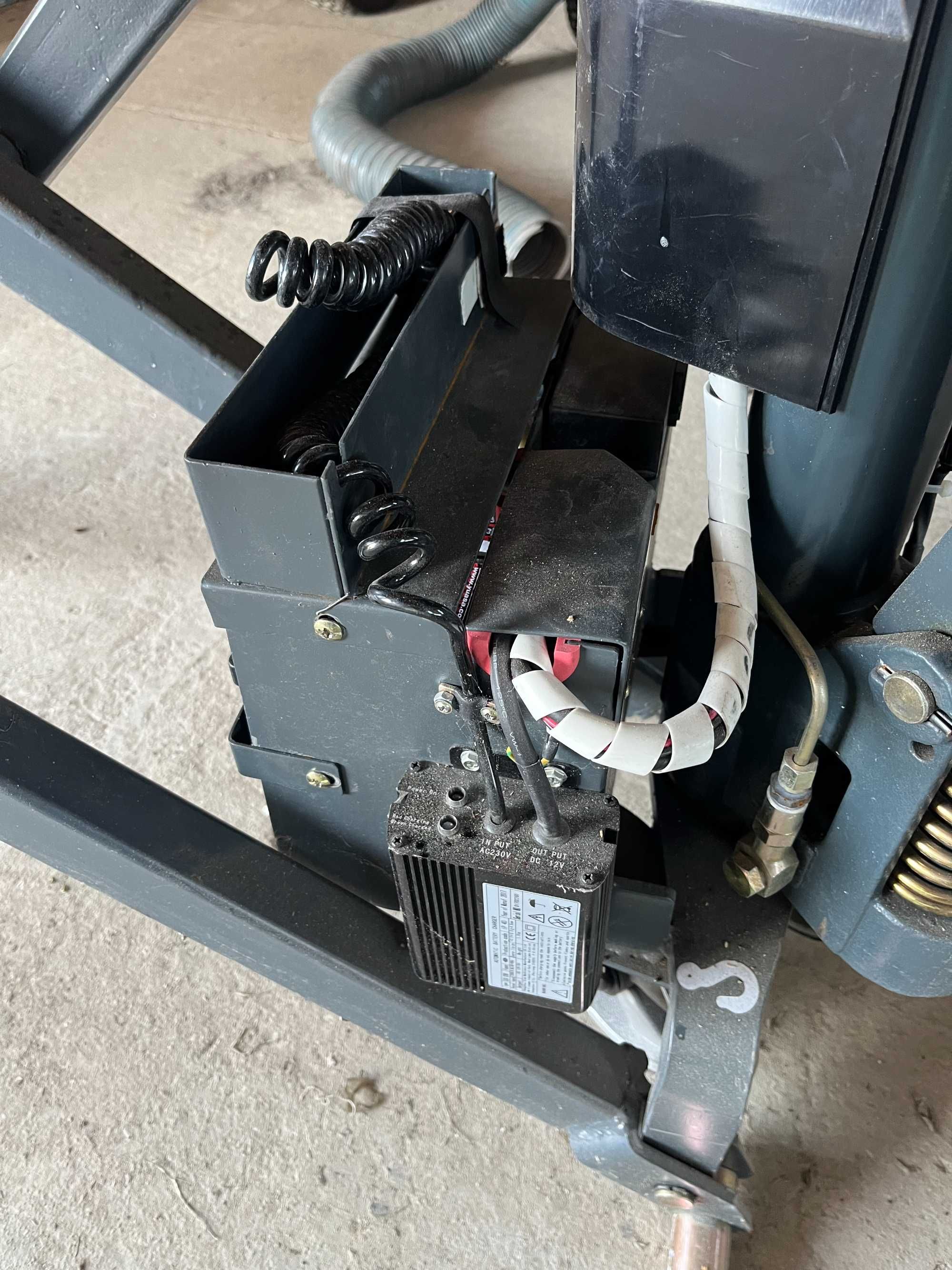 Wózek paletowy nożycowy elektryczny