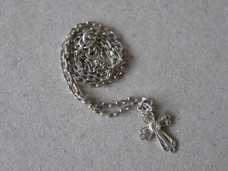 Stary srebrny krzyżyk z łańcuszkiem.