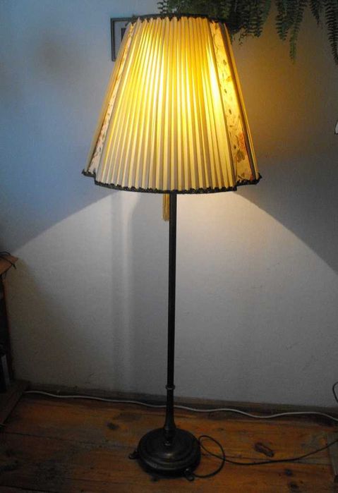 Ładna, mosiężna lampa podłogowa z abażurem