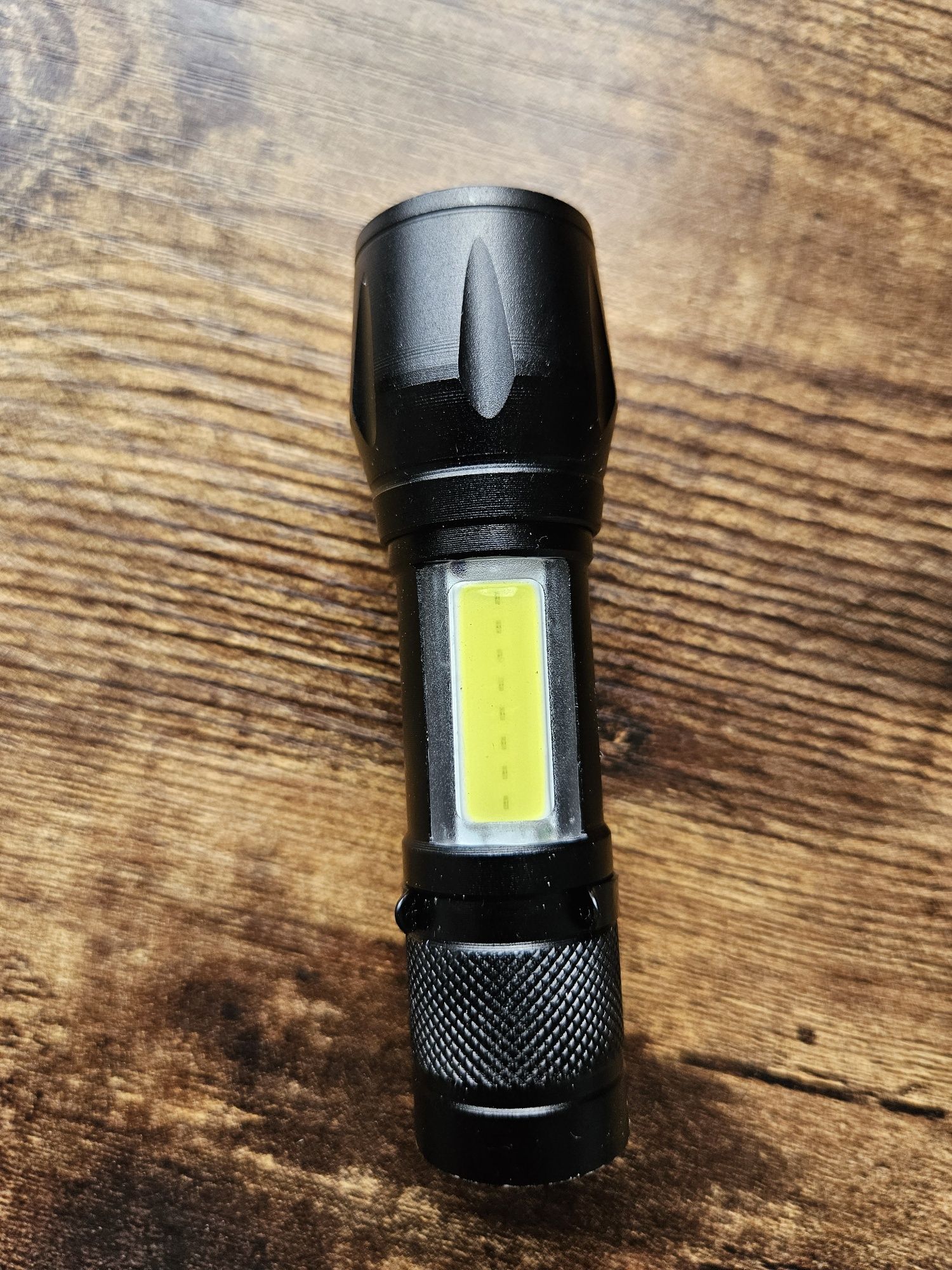 Nowa Latarka LED z Funkcją Zoom Wbudowany akumulator USB